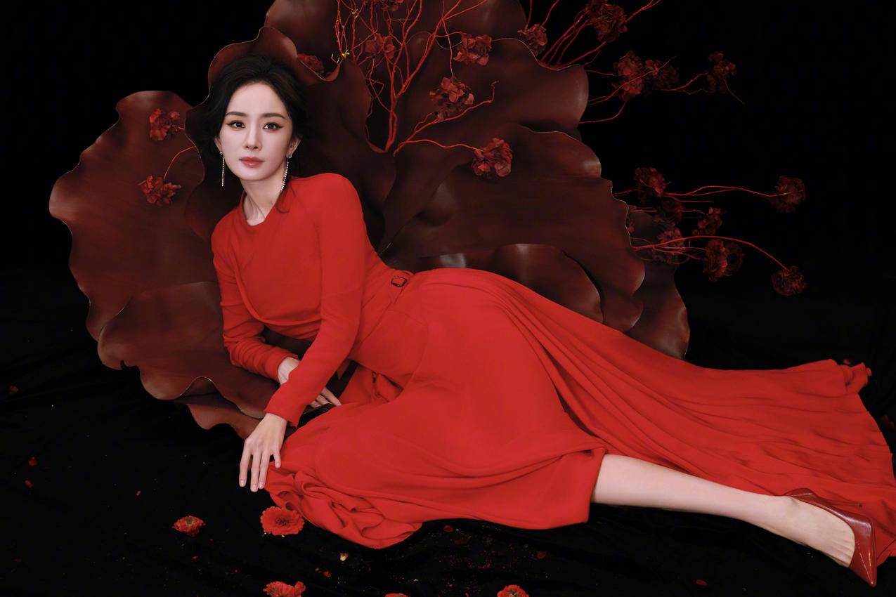 杨幂 红色裙子 花朵 4K美女壁纸 3840x2560