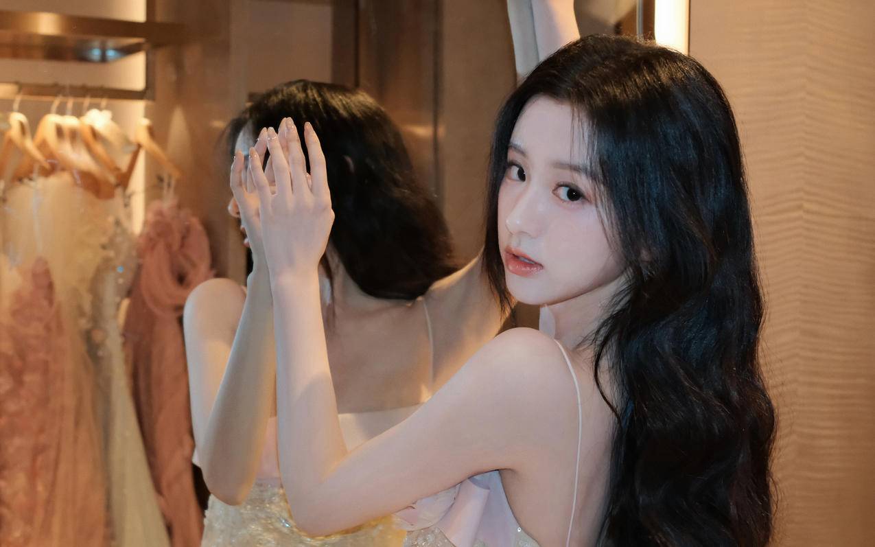 包上恩 长卷发美女 4K壁纸 3840x2400