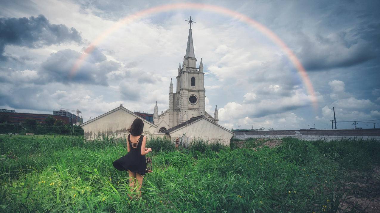 黑色裙子,美女背影,天空,彩虹,教堂,摄影,草地,风景,4K高清美女壁纸