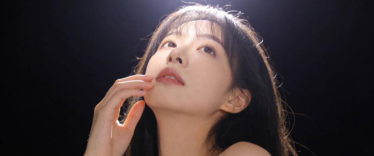 光影 清纯美女 黑色背景3440x1440带鱼屏壁纸