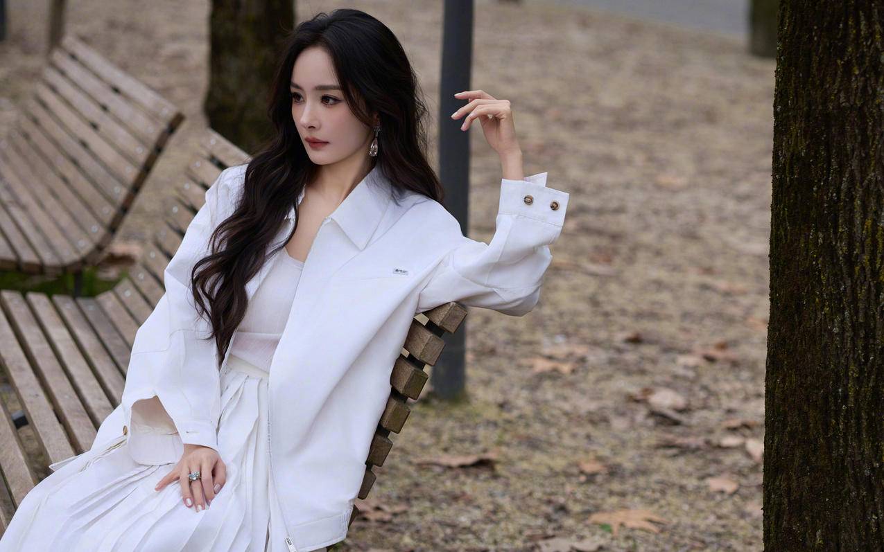 公园椅子 杨幂 白色裙子 唯美高清4K美女壁纸3840x2400