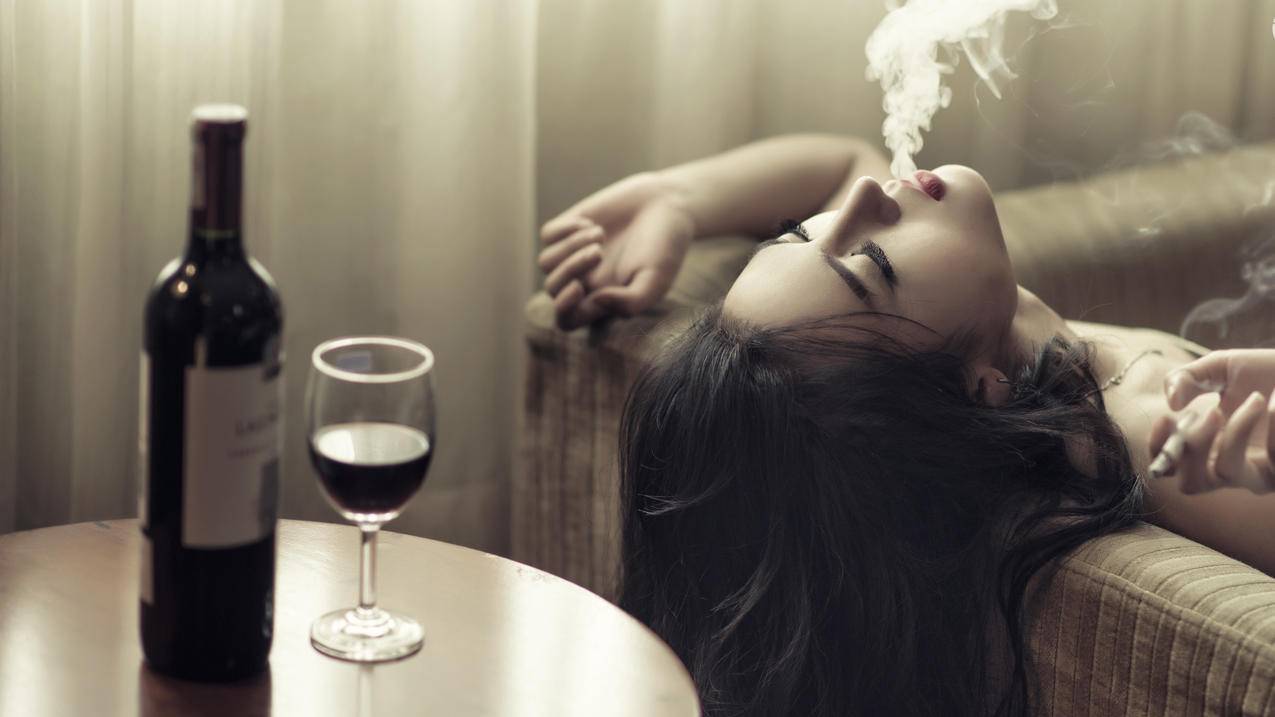 吸烟的女孩,沙发,葡萄酒,心情4K高清美女壁纸