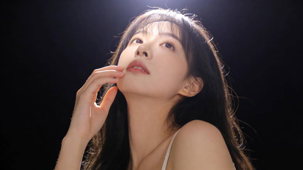 抬头 仰望 光影 清纯美女 黑色背景 4K壁纸 3840x2160