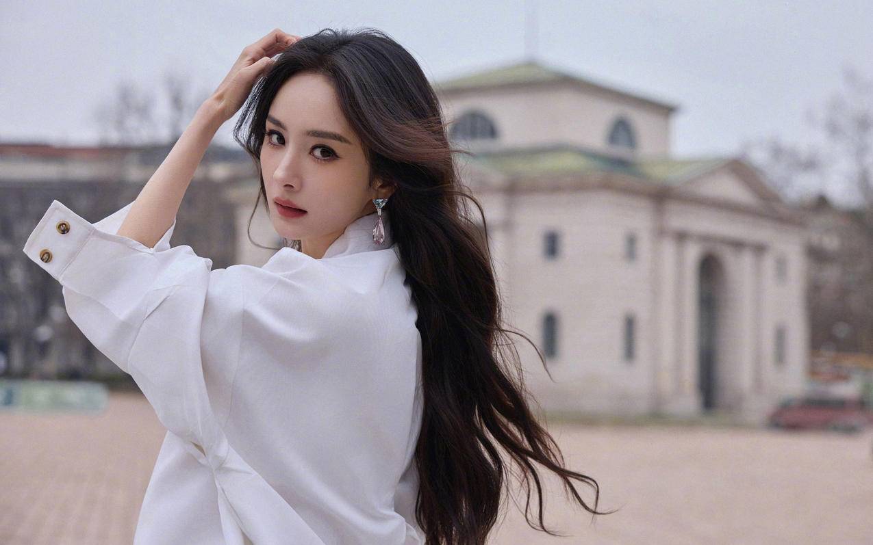 白色衣服美女杨幂 回头 4K电脑壁纸3840x2400