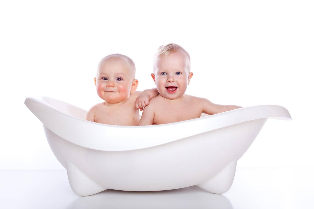 两个宝宝,孩子,洗澡,4K高清壁纸