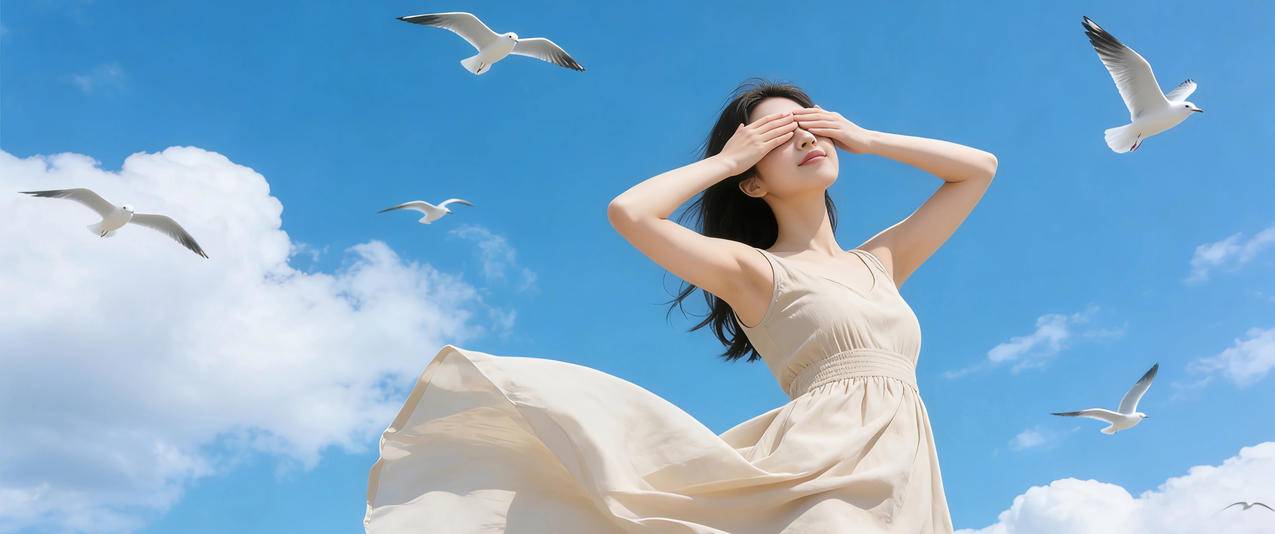 蓝天白云 鸟儿 阳光美女 双手蒙眼3440x1440带鱼屏美女壁纸