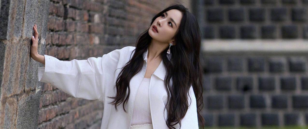 杨幂 长卷发 白色衣服 砖墙 3440x1440带鱼屏壁纸美女