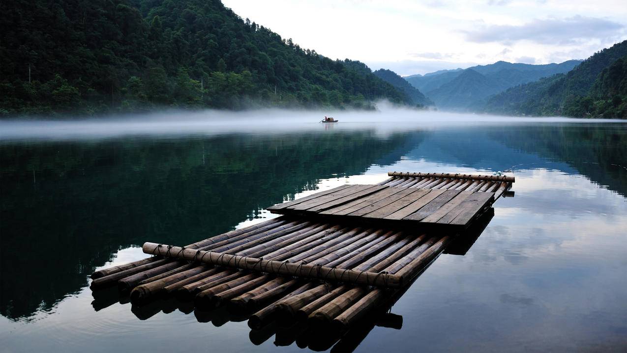清晨河流,木筏,船夫,绿水青山,4K高清风景壁纸