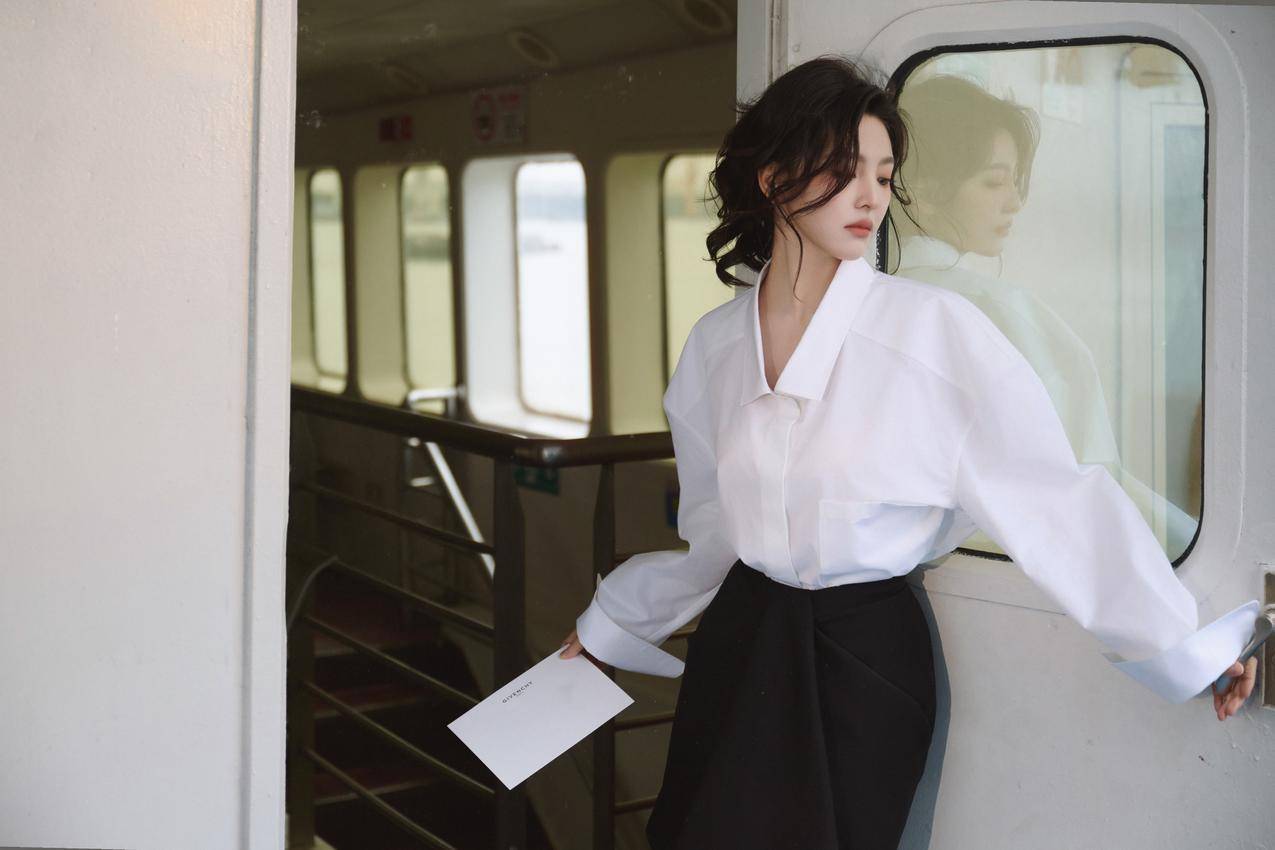 章若楠 白色衬衫养眼4K美女壁纸4500x3000