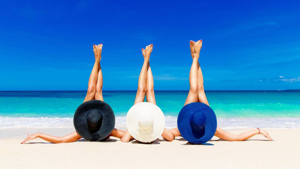 大海,蓝天,海洋,海滩,海滩,三个女人,帽子,脚,4K高清美女壁纸