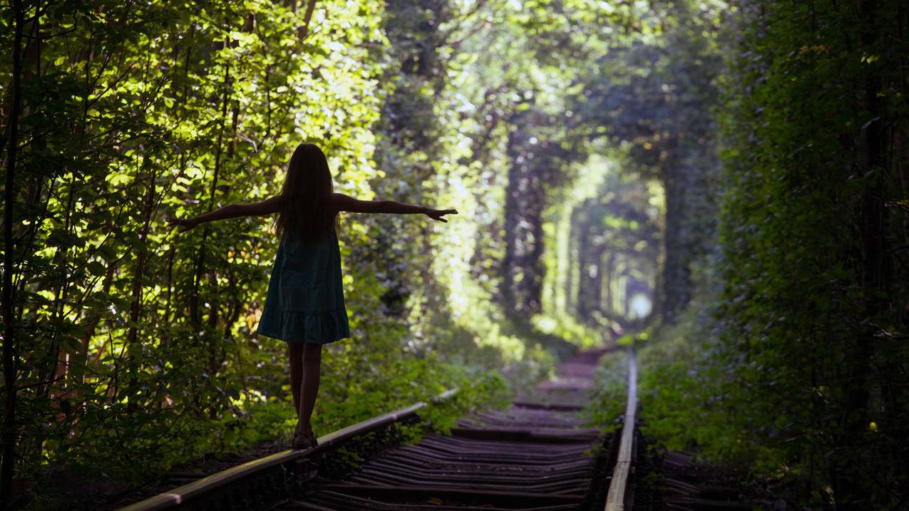 绿色,树木,火车轨道,小女孩,4K高清壁纸