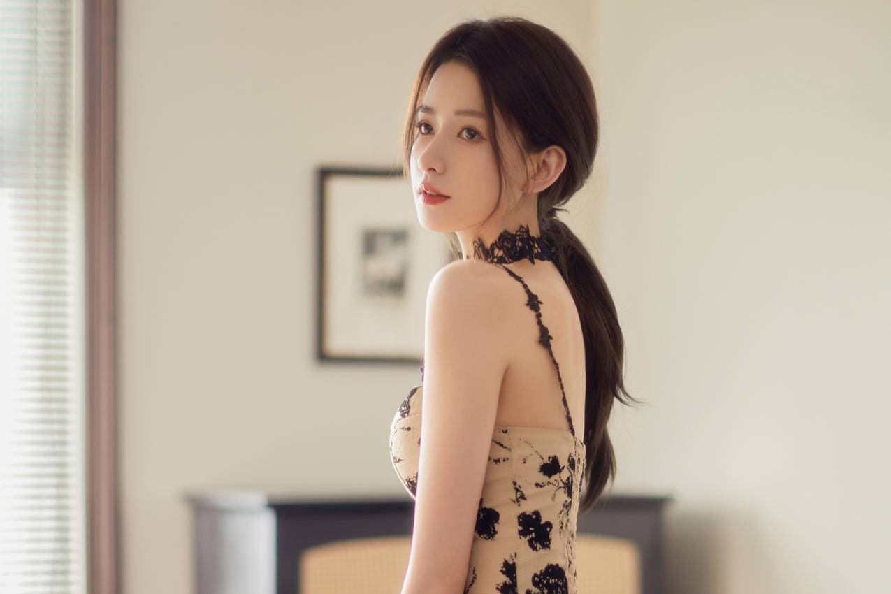 长发侧脸美女王秋紫4K电脑壁纸3840x2560