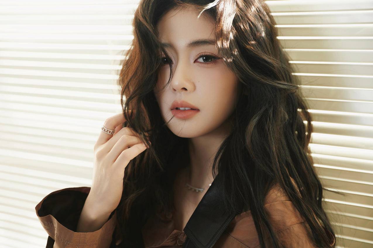 白鹿 棕色衣服 光影 5K高质量美女壁纸